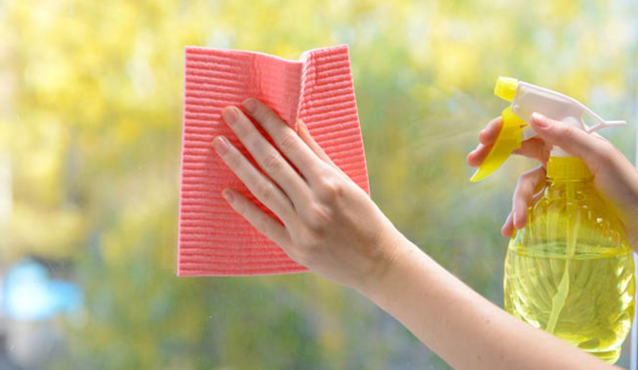 تمیز کردن شیشه ساختمان