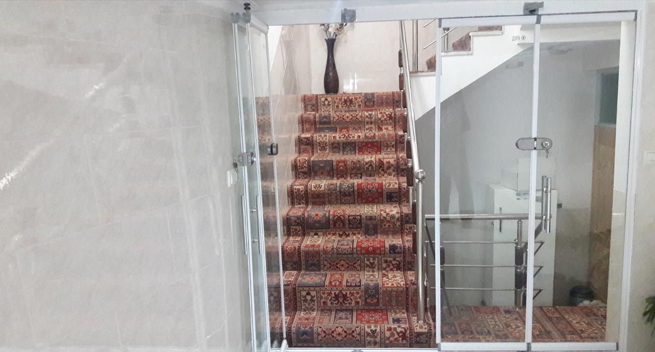 طراحی و اجرای درب شیشه ای تاشو